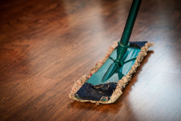Hoe moet je een PVC vloer dweilen?